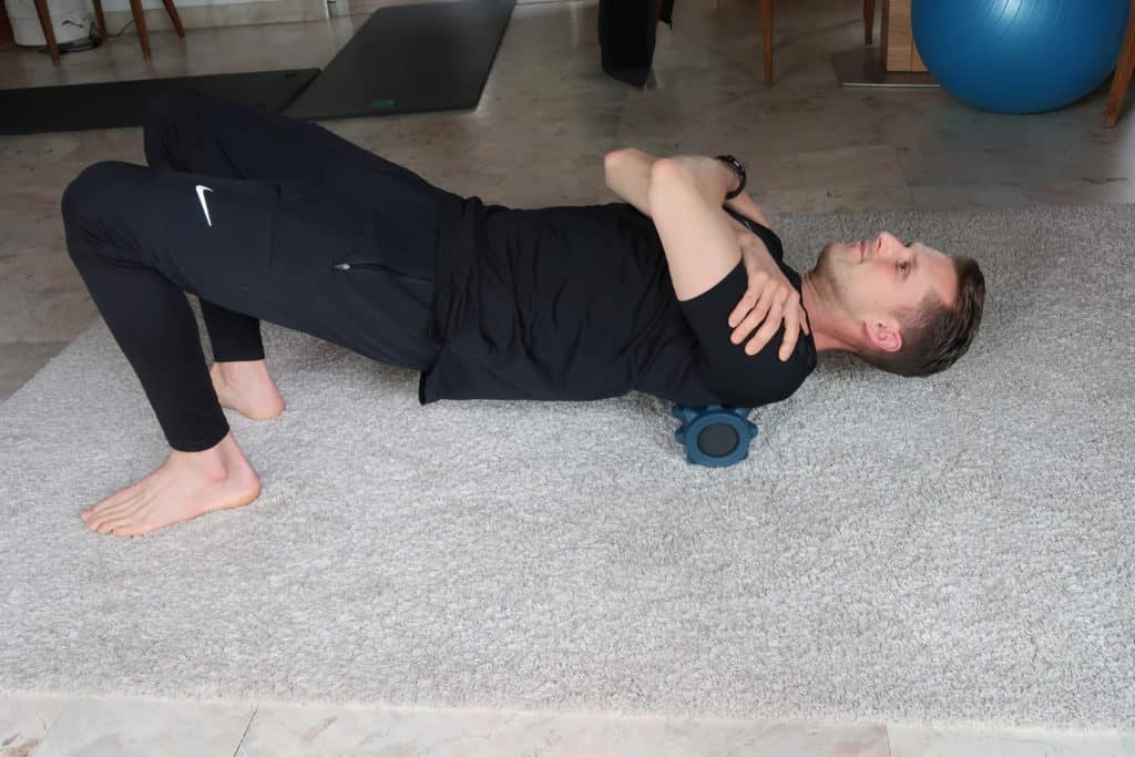 Automassage du dos avec le rouleau (image Actif-Coaching)