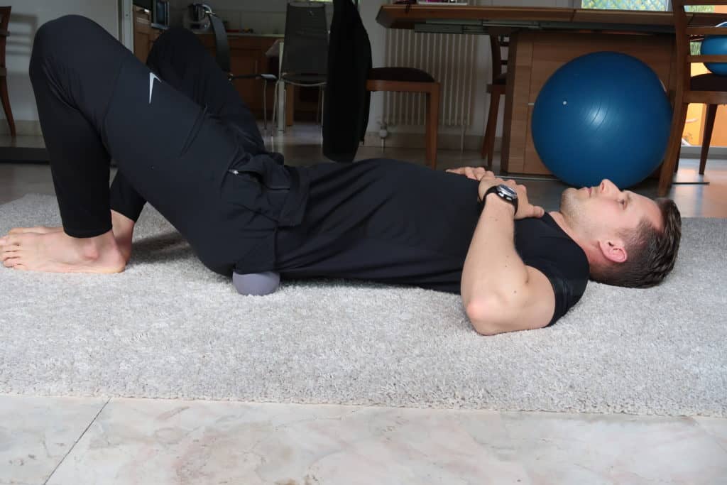 Automassage de la hanche avec 2 balles (image Actif-Coaching)