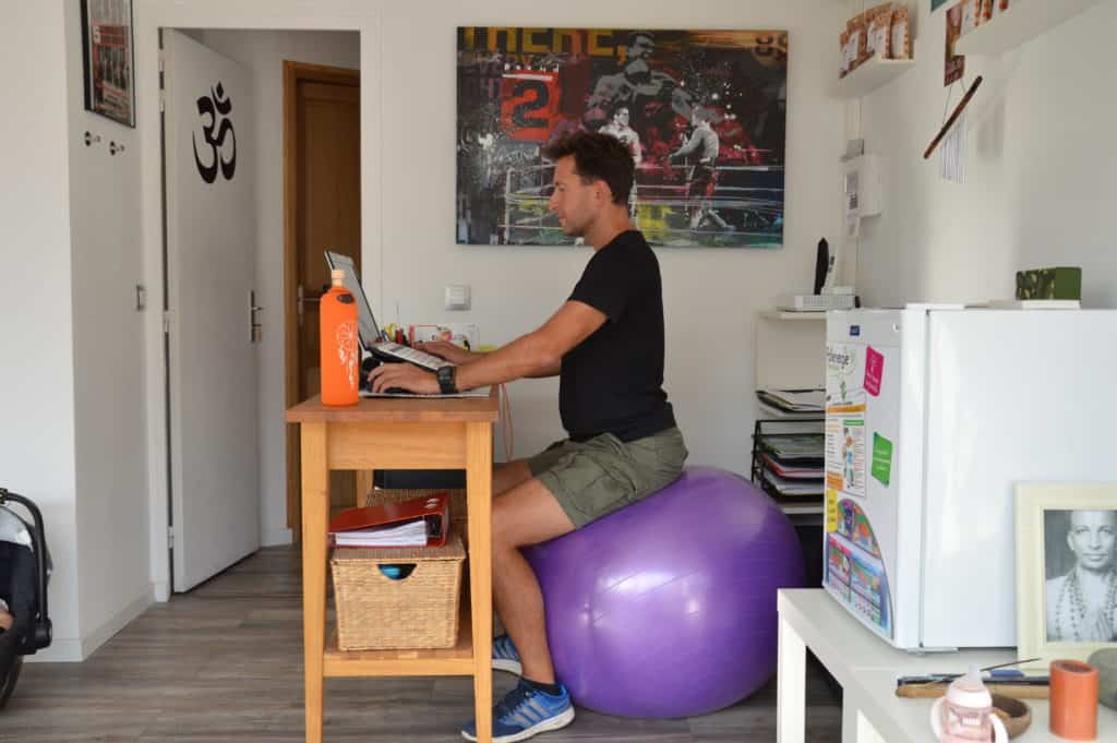 Le Swiss Ball comme chaise (image Actif-Coaching)